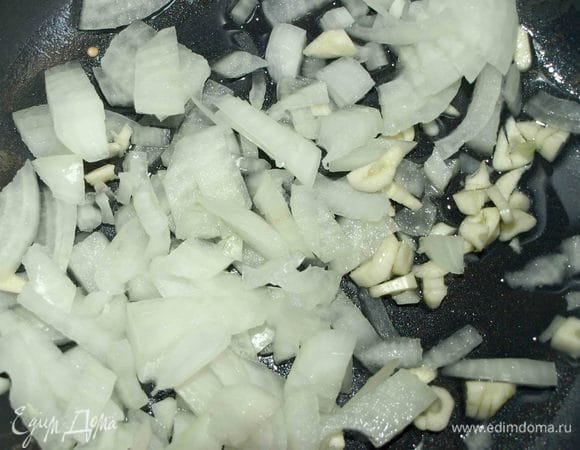 Лук и чеснок очистить. Мелко нарезать. В сотейнике разогреть растительное масло и обжарить лук с чесноком до мягкости.