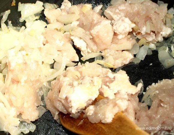 Добавляем измельченное куриное филе. Готовим несколько минут.