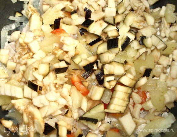 Добавить в сотейник нарезанные баклажан, болгарский перец и томить несколько минут.