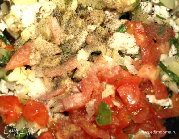 Помидоры (два небольших или один крупный) бланшировать, очистить шкурку и нарезать. Зелень порубить. Добавить в сотейник к остальным овощам и томить несколько минут.