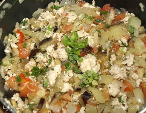 В готовую начинку добавить немного зеленого базилика. Перемешать.