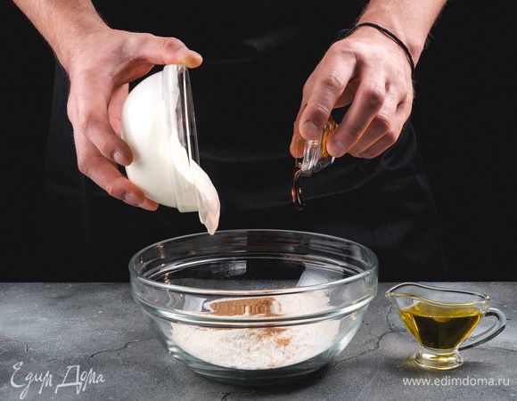 Соедините в глубокой емкости все ингредиенты для теста. Хорошо смешайте.