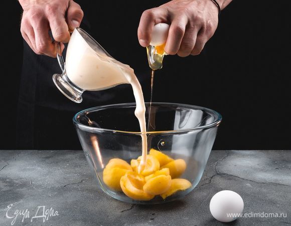 Подготовьте абрикосовую начинку. Для этого смешайте абрикосы без косточек, йогурт и яйца.