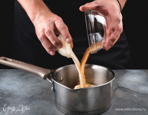 Подготовьте начинку из мюсли. Поместите в кастрюлю с толстым дном сливочное масло, сахар и сливки, варите 2 минуты, постоянно помешивая.<br />
 