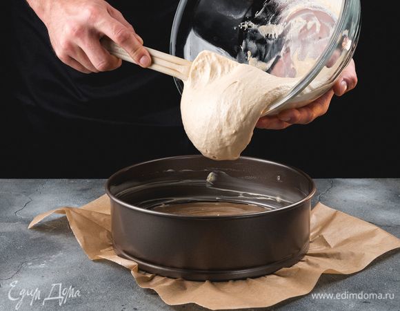 Форму для выпечки смажьте сливочным маслом. Выложите тесто, равномерно распределите его.<br />
 