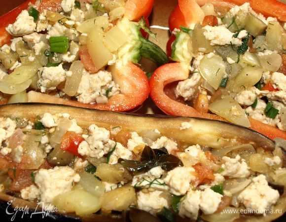 Фаршируем подготовленные баклажан и сладкий перец. Отправляем в заранее разогретую до 180ºС духовку на 40 минут.