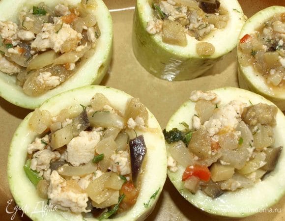 У меня осталась начинка, и я нафаршировала кабачок. Вдогонку кинула в форму несколько разрезанных на две части помидоров.