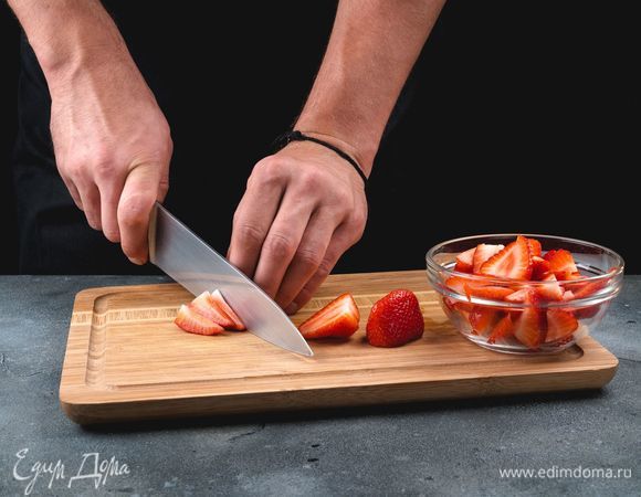 Клубнику промойте, обсушите, уберите листики, нарежьте дольками. Ягоды годжи залейте теплой кипяченой водой и оставьте на 5 минут для размягчения.<br />
 