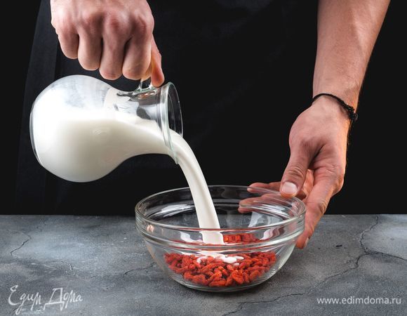 Слейте воду с ягод, просушите их и смешайте с йогуртом.<br />
 