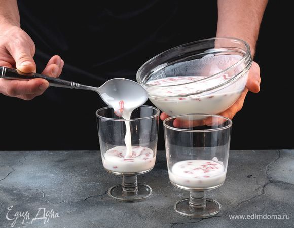 Подготовьте стаканы. На дно влейте немного йогурта с ягодами годжи.<br />
 