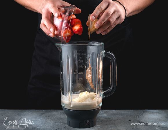 Добавьте к полученной массе клубнику, 1 банан и арахисовую пасту. Снова все взбейте. Вылейте в тарелку полученную массу.