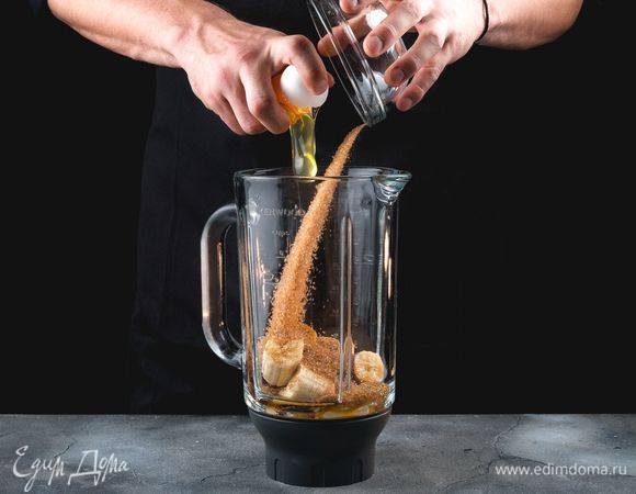 Выложите бананы в чашу блендера. Добавьте яйцо с сахаром и взбейте.