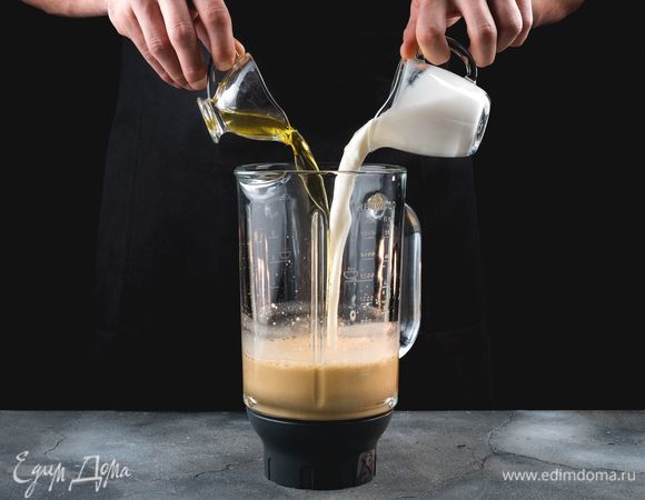 Влейте кефир и оливковое масло и еще немного взбейте.<br />
 