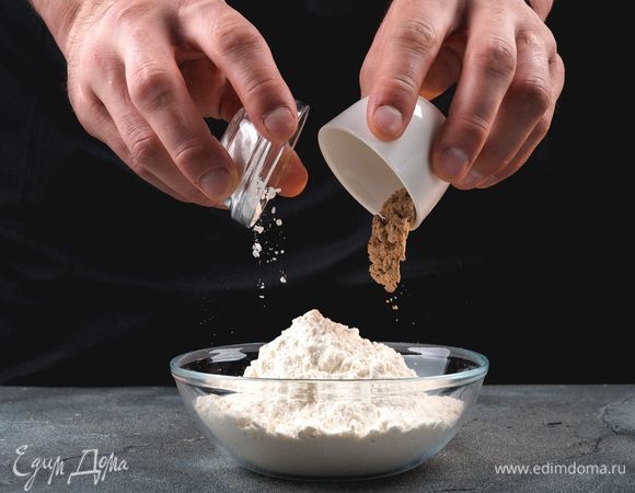 Муку перемешайте с разрыхлителем, мускатным орехом и солью.