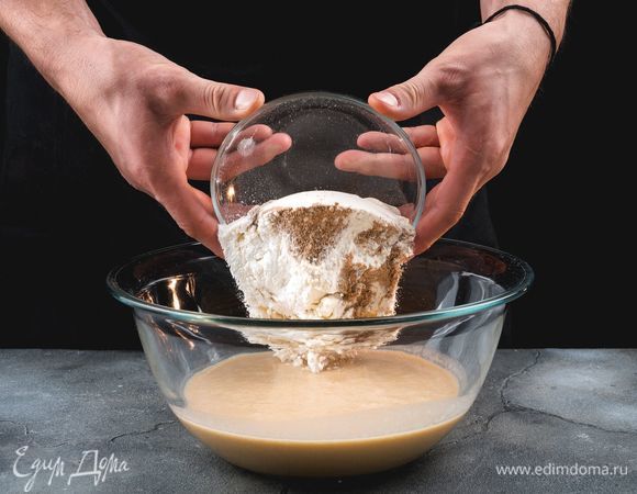 Соедините муку и бананово-яичную массу и вымешайте тесто.<br />
 