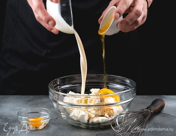 Отделите желток от белка и смешайте желток, творог, йогурт, ванильный экстракт и жидкий мед по вкусу. Перемешайте все до однородного состояния.<br />
 