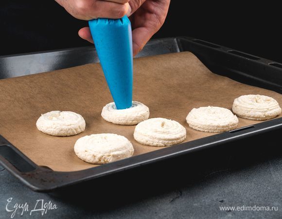 Противень застелите пергаментом, выложите порционно сырники. Выпекайте в предварительно разогретой до 180°С духовке 30–35 мин.