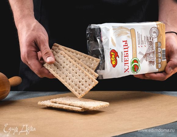 Хлебцы столовые ТМ «ОГО» измельчите в герметичном пакете с помощью скалки.