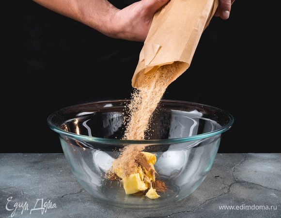 В размягченное сливочное масло добавьте ванильный экстракт, корицу и измельченные хлебцы. Все хорошо перемешайте.<br />
 