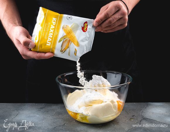 Добавьте к получившейся массе крахмал ТМ «ОГО» и сахарную пудру.