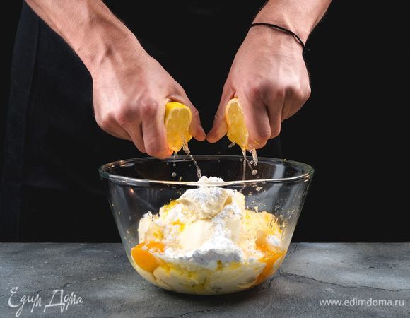 Выжмите сок лимона и натрите цедру. Все хорошо перемешайте.<br />
 