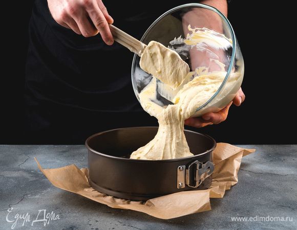 Выложите смесь на подготовленную основу из хлебцев. Выпекайте в заранее разогретой духовке при 175°С в течение 45 минут. Серединка чизкейка должна немного подрагивать.