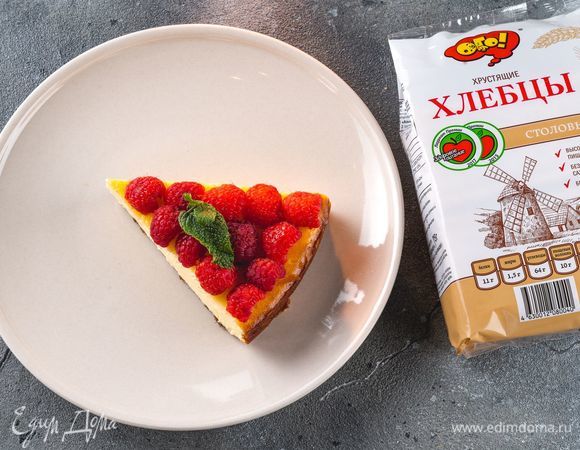 Готовый чизкейк украсьте свежими ягодами, посыпьте сахарной пудрой. Поставьте в холодильник на ночь. Утром вас ждет вкусный десерт. Угощайтесь!<br />
 