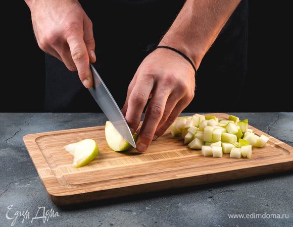 Яблоко промойте, обсушите, удалите сердцевину. Половину яблока нарежьте дольками, а вторую половину — мелким кубиком.<br />
 