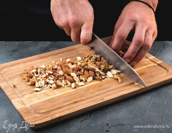 Измельчите грецкие орехи и миндаль.