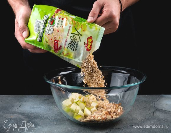 Соедините овсяную кашу с вишней и яблоком ТМ «ОГО», орехи и яблоки, нарезанные кубиком.