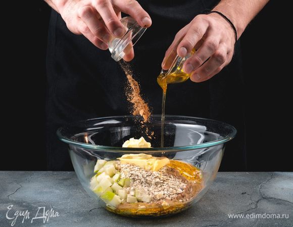 Добавьте жидкий мед, мягкое сливочное масло, корицу и соль. Все хорошо перемешайте.<br />
 