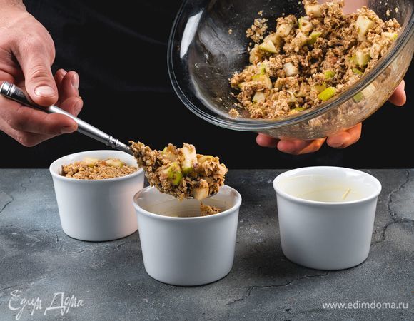 Подготовьте формы для запекания. Смажьте их сливочным маслом. Выложите смесь ровным слоем в каждую форму.<br />
 