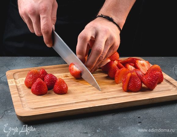 Клубнику почистите от листиков, промойте, обсушите и нарежьте на половинки.<br />
 