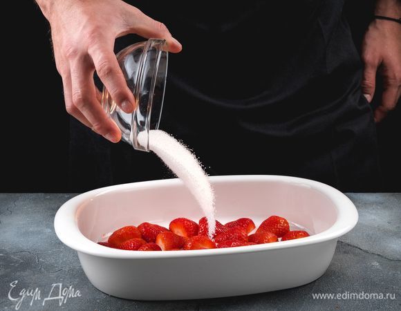 Выложите ровным слоем в форму для запекания и посыпьте сахаром (2 ст. ложки).