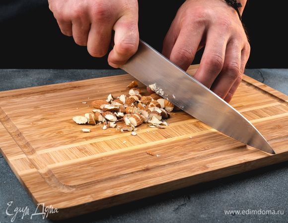 Орехи измельчите.<br />
 