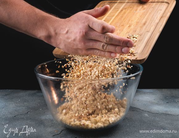 Добавьте измельченные орехи и корицу в массу.<br />
 