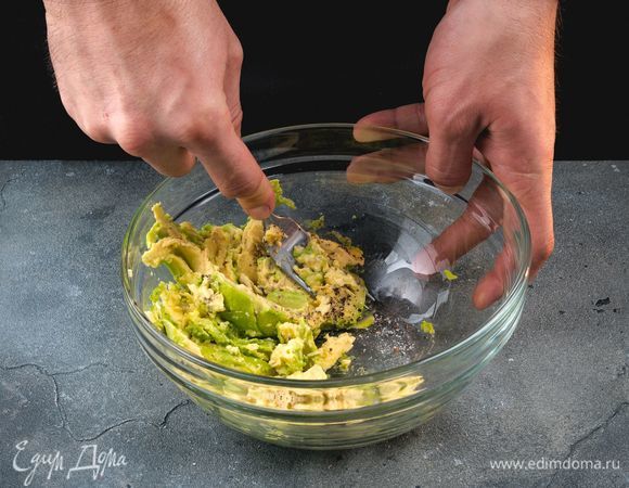 Приготовьте соус. Для этого разомните мякоть авокадо вилкой. Посолите и поперчите по вкусу.<br />
 