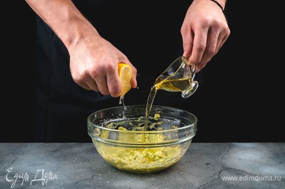 Добавьте оливковое масло. Из лимона выдавите сок (1 ч. л).