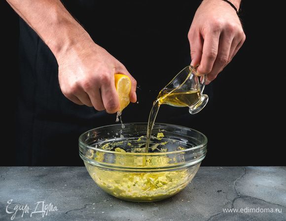 Добавьте оливковое масло. Из лимона выдавите сок (1 ч. л).