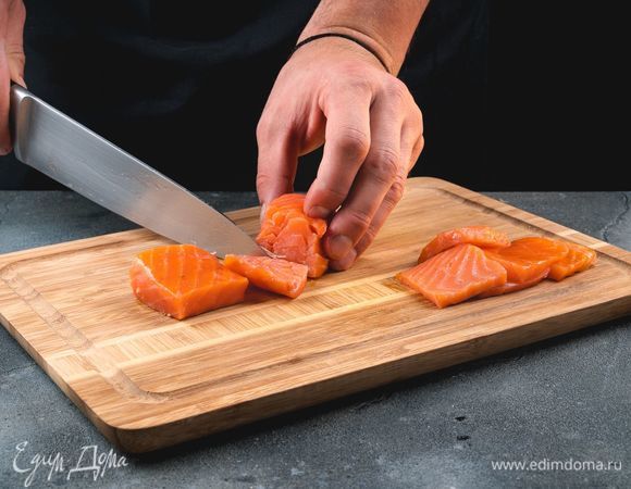 Нарежьте на такие же квадраты слабосоленую форель.<br />
 