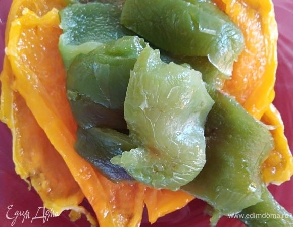 Почистить от шкурки и семян, нарезать.