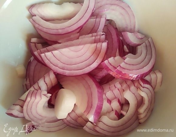 Лук почистить, нарезать полукольцами и замариновать в уксусе на 10 минут. Слить уксус, сохранить его для заправки.