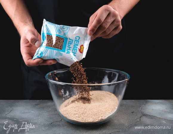 Добавьте семена льна ТМ «ОГО», разрыхлитель, соду и сахар. Все хорошо перемешайте.<br />
 