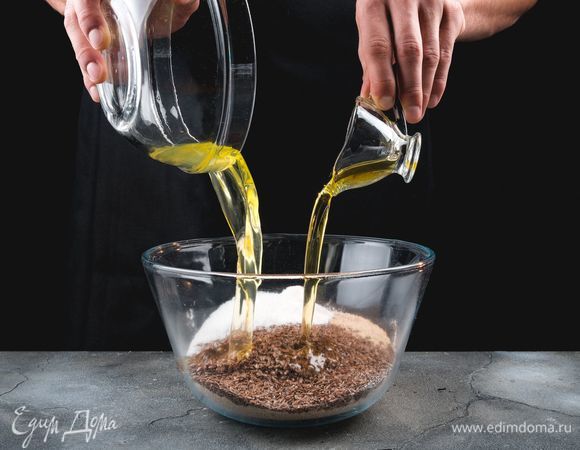 Добавьте к сухим ингредиентам оливковое масло и яичные белки.<br />
 