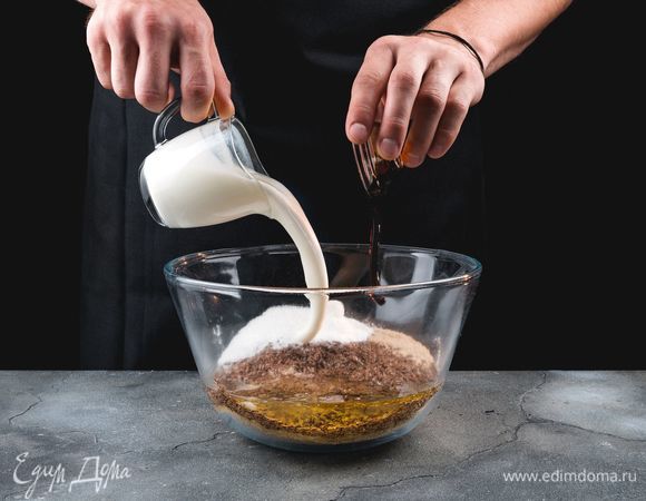 В полученную смесь добавьте кефир и ванильный экстракт. Все перемешайте. Оставьте тесто на 10 минут.