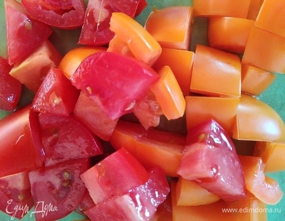 Помидоры нарезать кубиками.