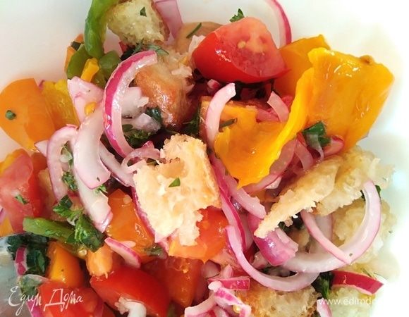 Сверху добавить запеченные перцы, аккуратно перемешать, сбрызнуть немного маслом.