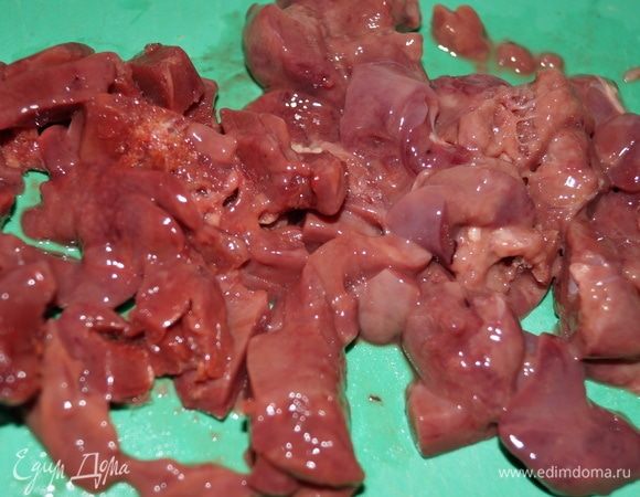 Куриную печень разморозить, промыть в холодной воде, мелко нарезать.