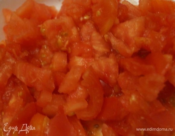 Помидоры очистить от шкурки и нарезать на средние кубики.