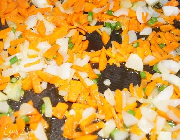 Для начинки обжарить на растительном масле лук, стрелки чеснока и морковь до полумягкого состояния.